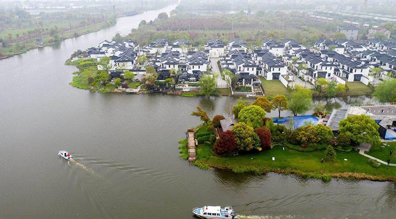 水韻湖城太清沿岸長(zhǎng)興縣楊家浦國(guó)控?cái)嘌桓?></a>
		<figcaption>
<h4>水韻湖城太清沿岸長(zhǎng)興縣楊家浦國(guó)控?cái)嘌桓?/h4>
<em>河道生修復(fù)工程</em>
<p>本工程位于洪橋鎮(zhèn)，本次生態(tài)修復(fù)范圍為北橫港及其叉港，東段為楊家浦閘至圖影扶欄橋段，西段為楊家浦港至陽(yáng)墩漾，主河道總長(zhǎng)7.36km，叉港總長(zhǎng)8.15km。所需松木樁規(guī)格為3米小頭11-12CM型號(hào)，所用數(shù)量為:10萬(wàn)根左右。松木樁在生態(tài)修復(fù)中可以發(fā)揮重要作用。它可以幫助改善水土流失，保護(hù)水體，減少污染物向水體的遷移，促進(jìn)水體環(huán)境的恢復(fù)。</p>
</figcaption>
		</figure>
			    <figure class=