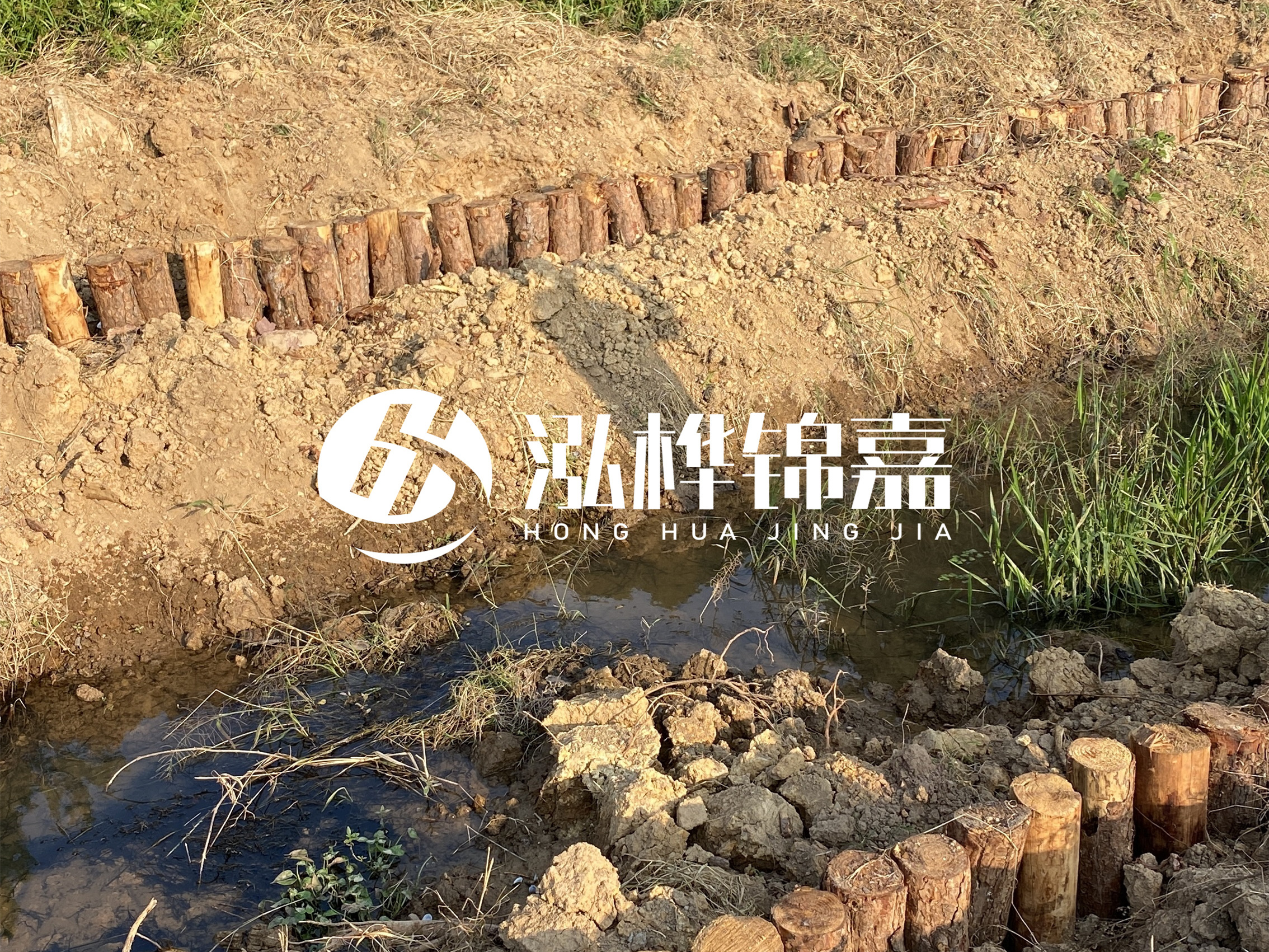 防汛木樁價格中的施工費如何計算？水下打樁和陸地打樁費用差異？