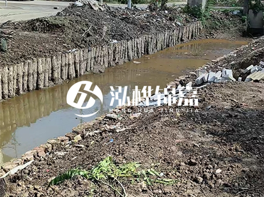 農(nóng)村最便宜的護(hù)坡做法-松木樁護(hù)坡靠譜嗎？