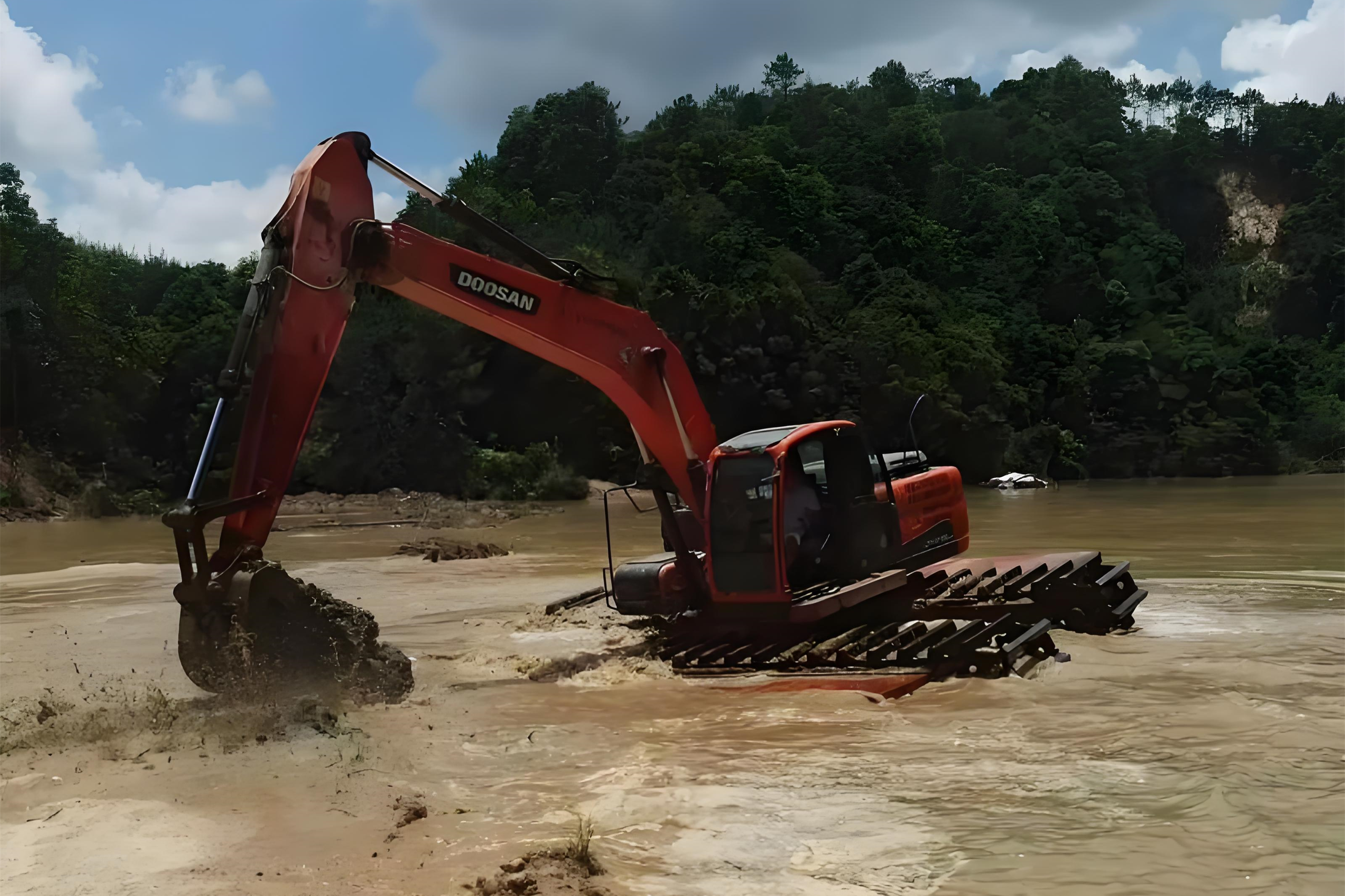 廣西柳州挖機清淤施工隊 - 沼澤清淤用長臂挖機還是短臂好？