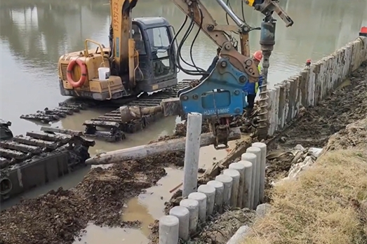 水泥樁批發(fā)廠家泓樺錦嘉-水泥仿木樁適合用于河道護(hù)坡嗎？