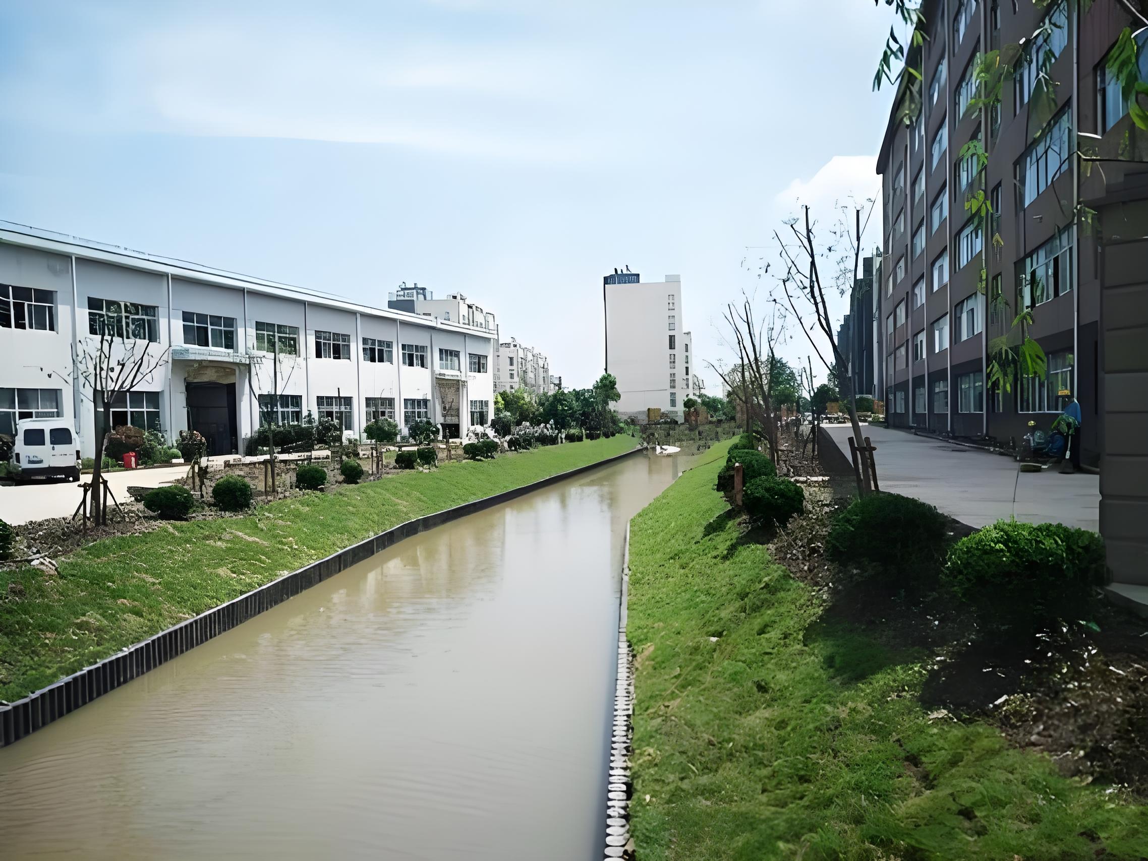 水泥仿木樁廠家泓樺錦嘉 - 河道仿木樁的規(guī)格怎么根據(jù)河道寬度選？