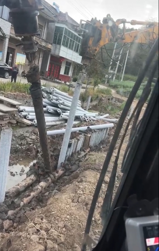 水泥仿木樁廠家泓樺錦嘉-水泥樁打樁是否需要預(yù)鉆孔？