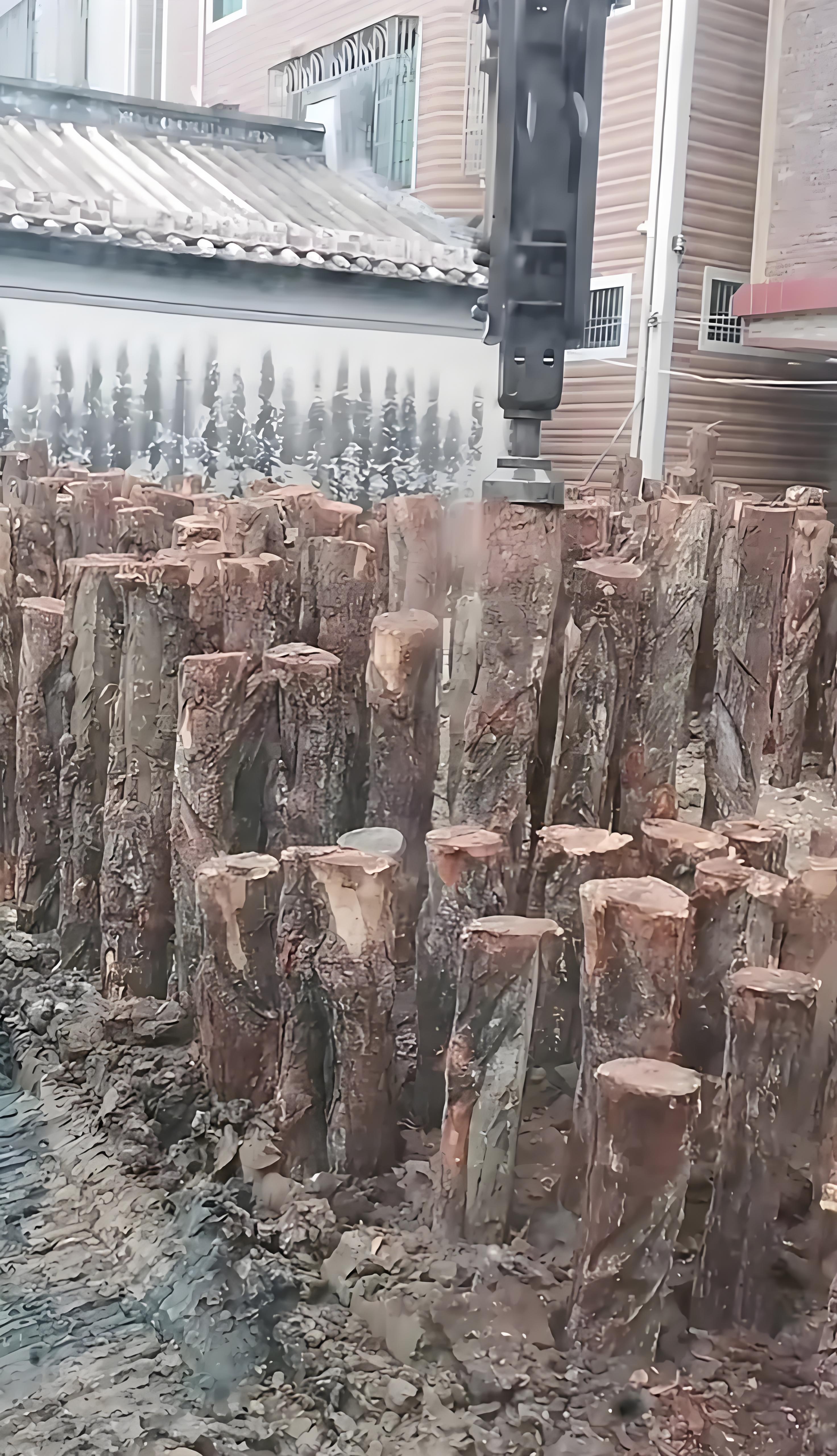 松木樁施工隊泓樺錦嘉-木頭打樁做地基原理是什么？